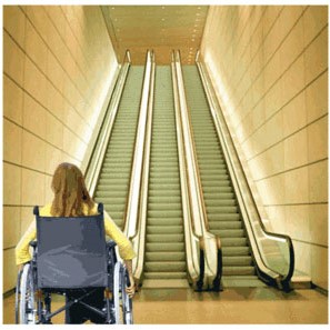 Un handicapé moteur face à un escalator