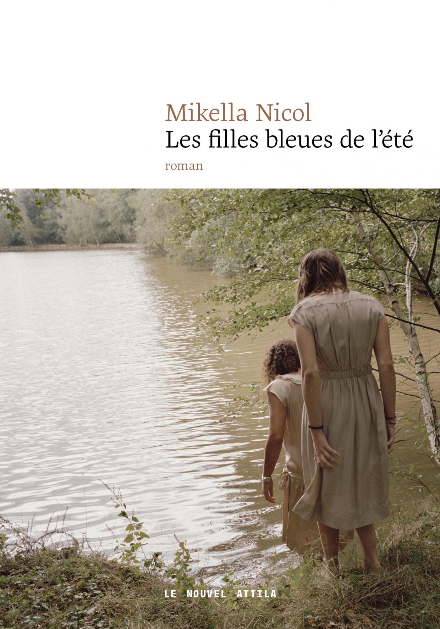 Couverture du livre Les filles bleues de l'été, avec une image de filles qui sont en train d'entrer dans un lac