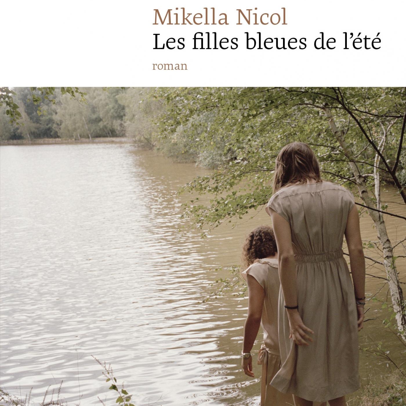 Couverture du livre Les filles bleues de l'été, avec une image de filles qui sont en train d'entrer dans un lac