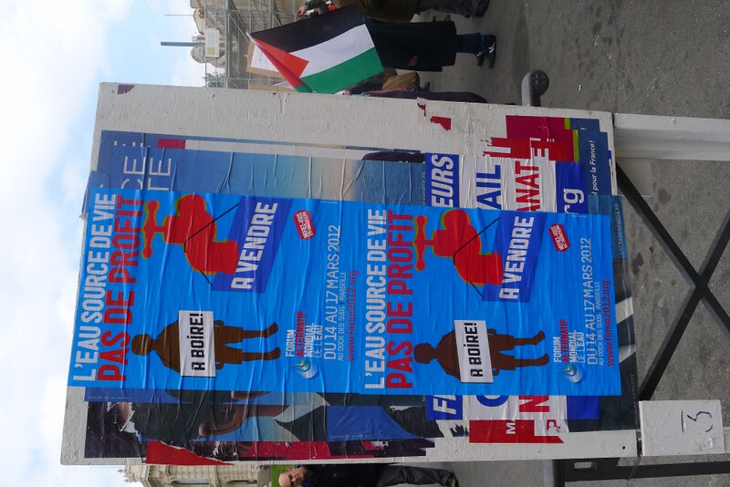 Photo d'affiches collées lors d'une manifestation