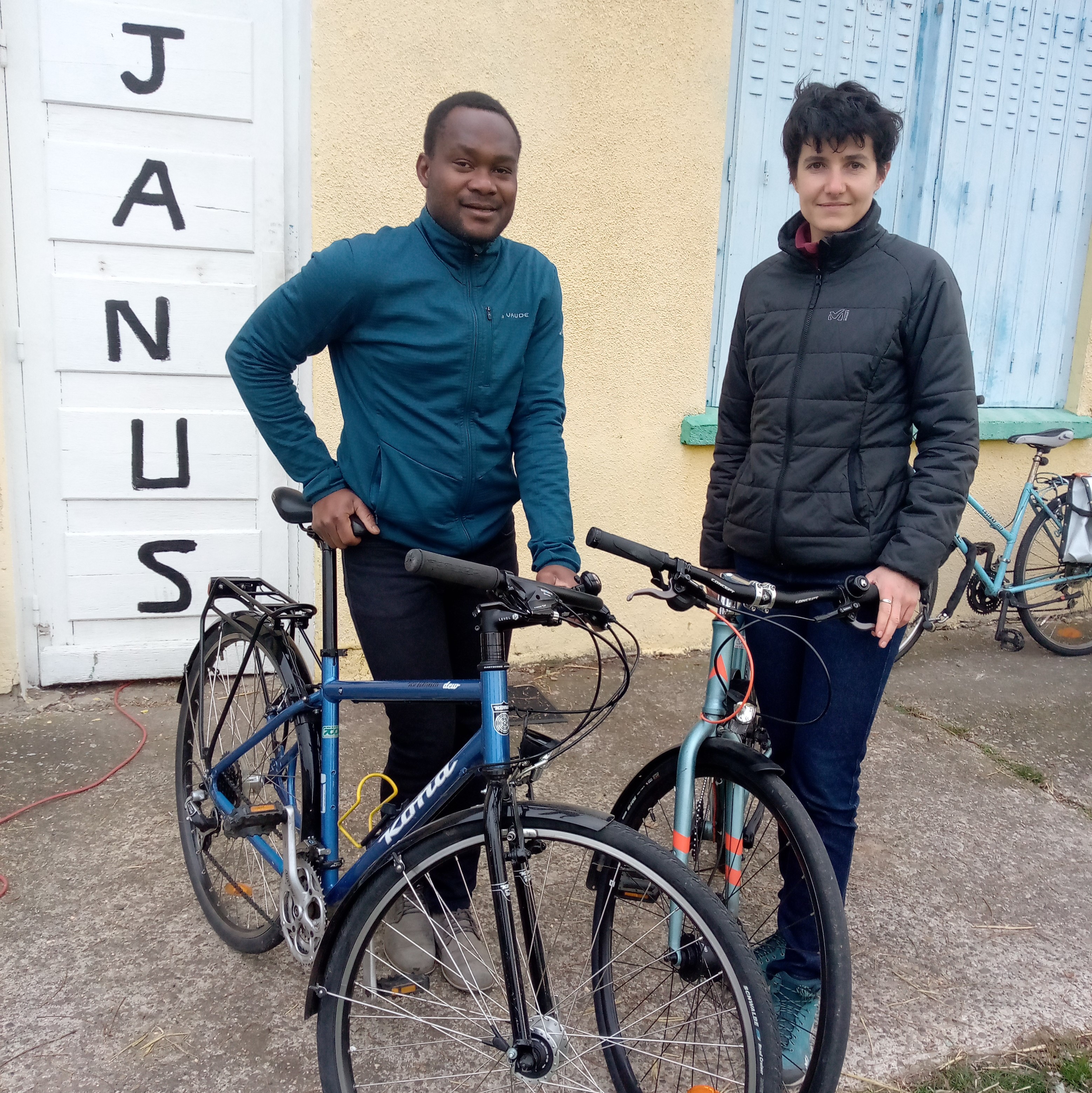Photo de Rodrigue Yao Ogoubi et Elsa Vinçon avec un vélo