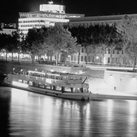 Bateau de croisière de nuit sur le Rhône
