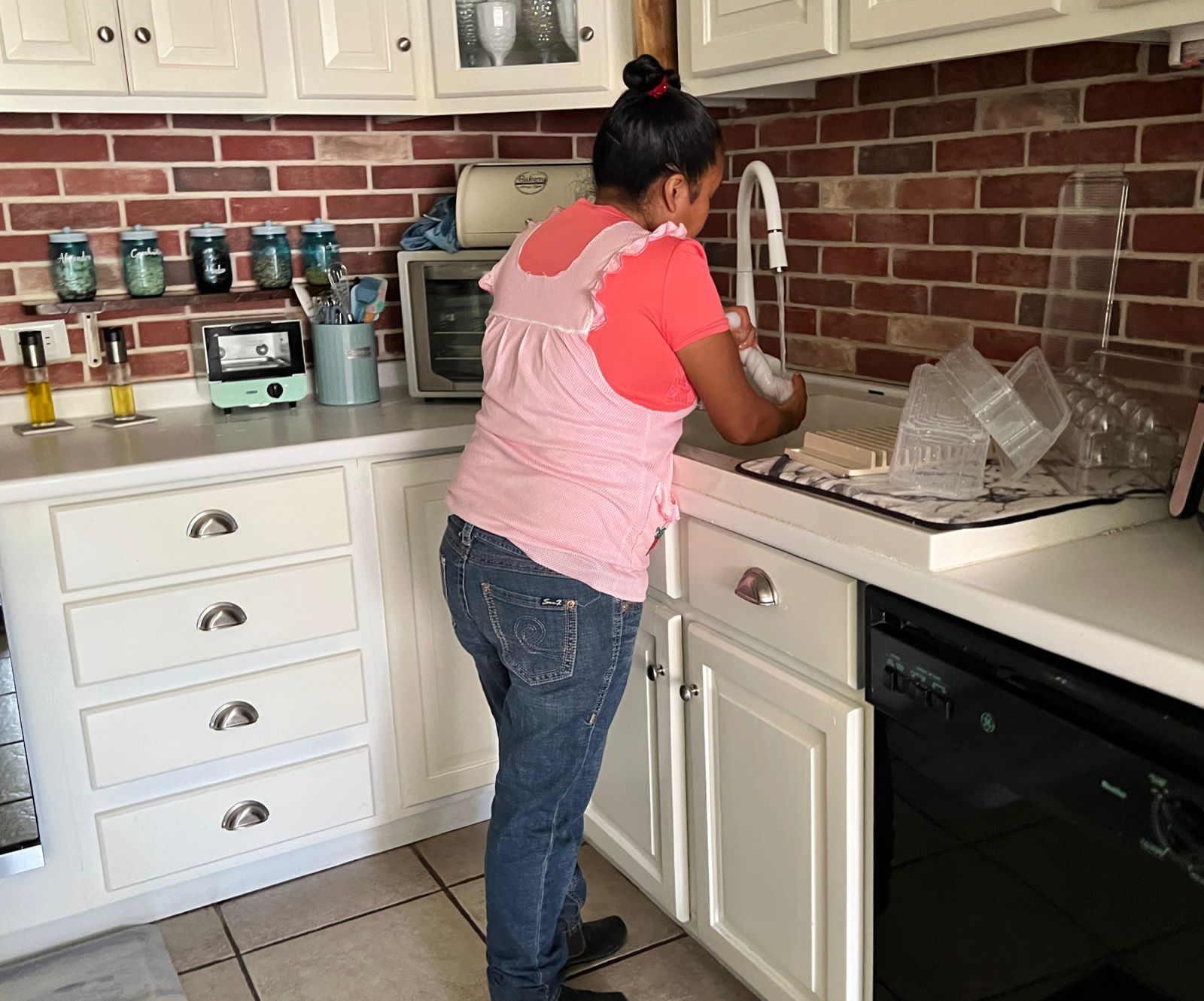 Femme de ménage faisant la vaisselle