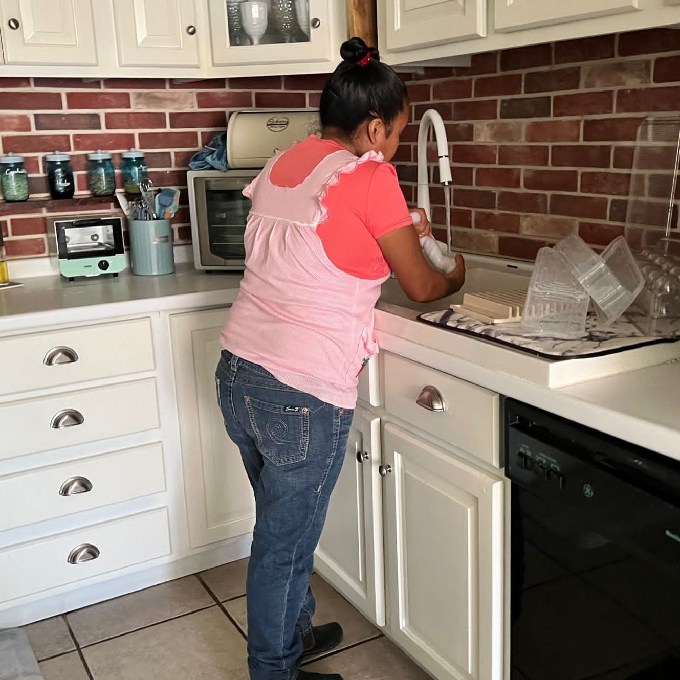 Femme de ménage faisant la vaisselle