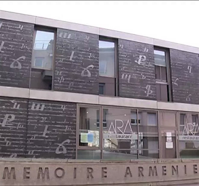 Photographie de la façade du CNMA à Décines