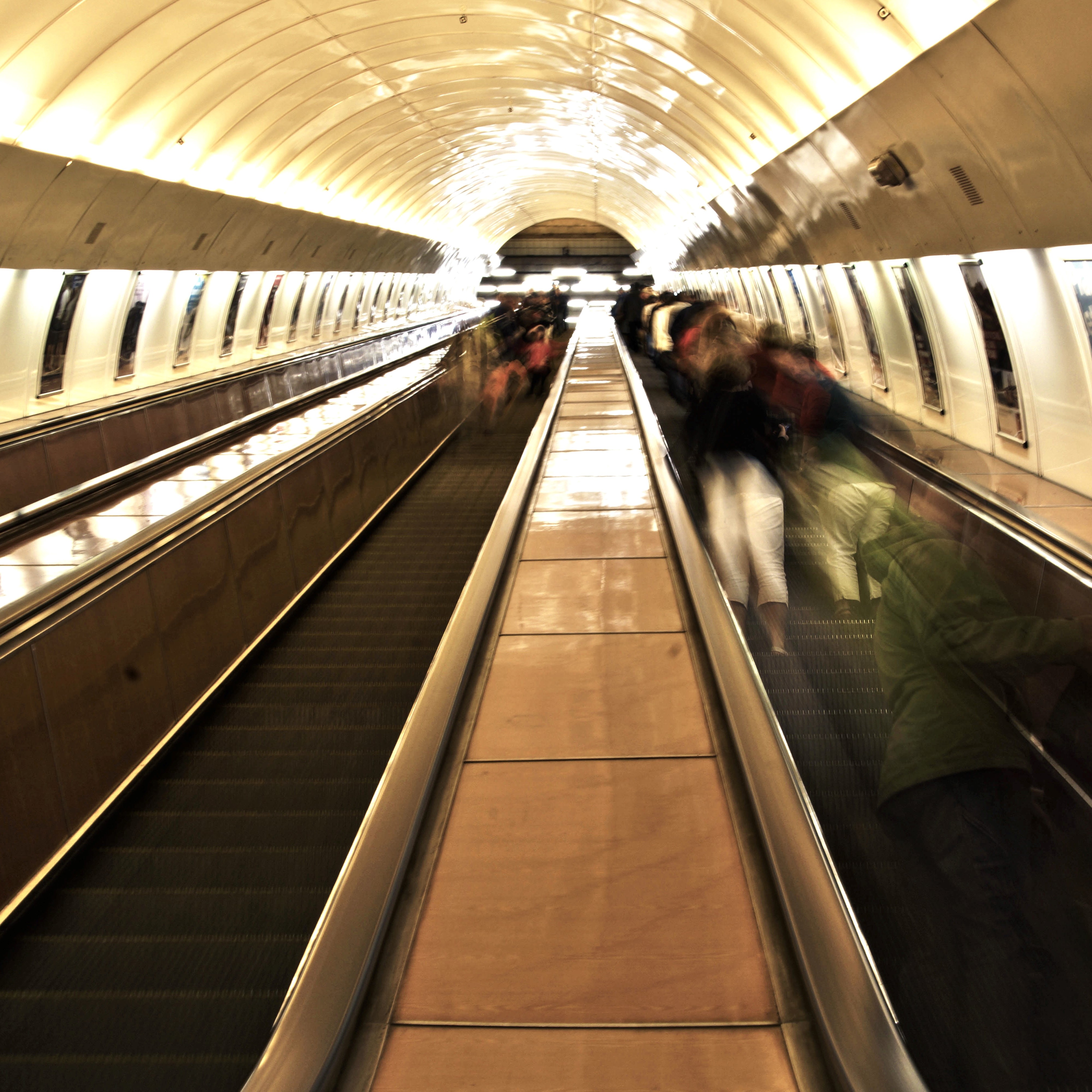 Photo d'un escalateur dans une station de métro
