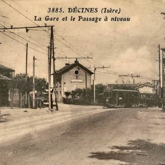 Croisement d'un tramway de la ligne 16 de l'OTL, circulant en accotement de l'ancienne RN 517 et de la ligne du Chemin de Fer de l'Est de Lyon, dans la première moitié du XXème siècle