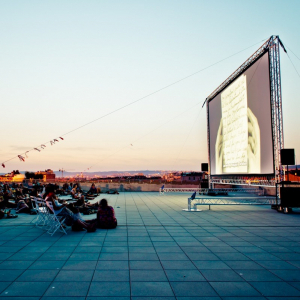 Projection de cinéma sur un toit à Marseille