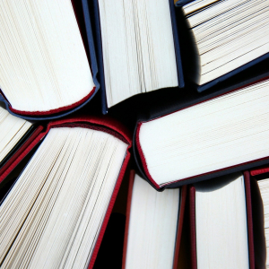 Image représentant une pile de livres