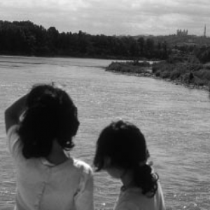 Photographie représentant deux enfants regardant la rivière Saône, Fourvière en fond.