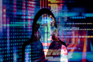 Photo de lignes de codes informatiques projetées sur une femme