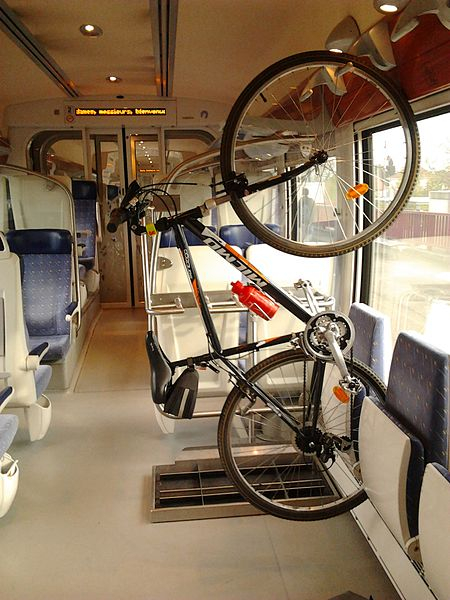 Photo d'un vélo accroché à un porte-vélo dans un train régional français