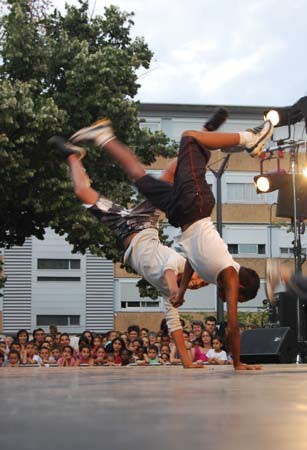 photo de deux danseurs hip-hop en train de performer ensemble