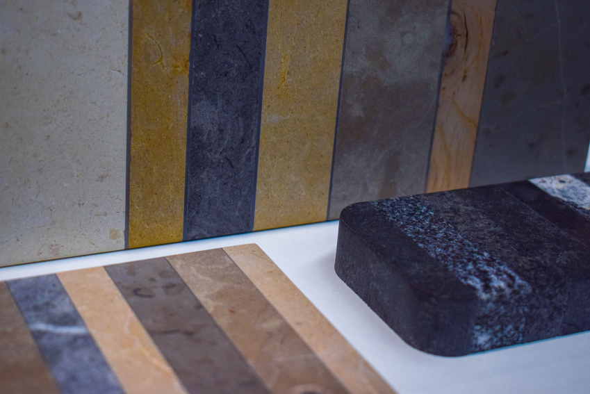 Photo d'une planche et d'un bloc en marbre avec des lignes en différentes couleurs