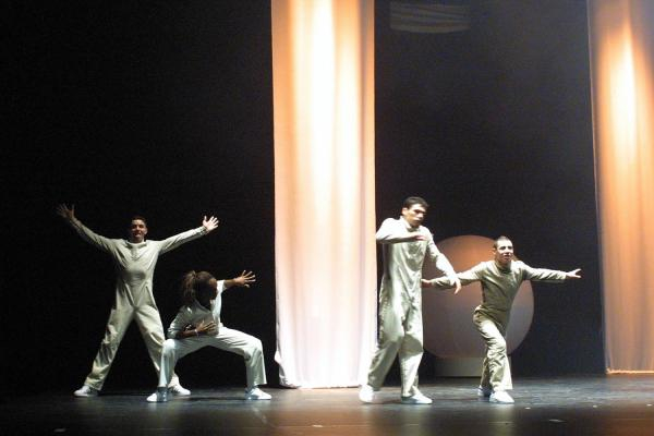 Les danseurs de la compagnie Käfig de hip-hop sur la scène de la Maison de la Danse lors de la Biennale de la danse de 1996