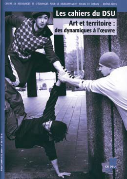 Couverture des Cahiers du DSU : Arts et territoires, des dynamiques à l'œuvre, photo de trois danseurs hip-hop en train de danser et de se serrer la main à trois