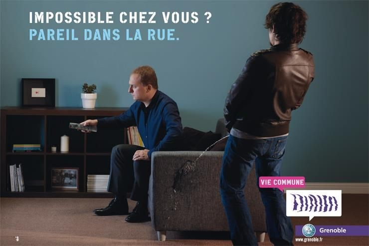 Campagne pour la propreté à Grenoble, montrant une personne urinant dans un salon, avec écrit "impossible chez vous ? Pareil dans la rue".