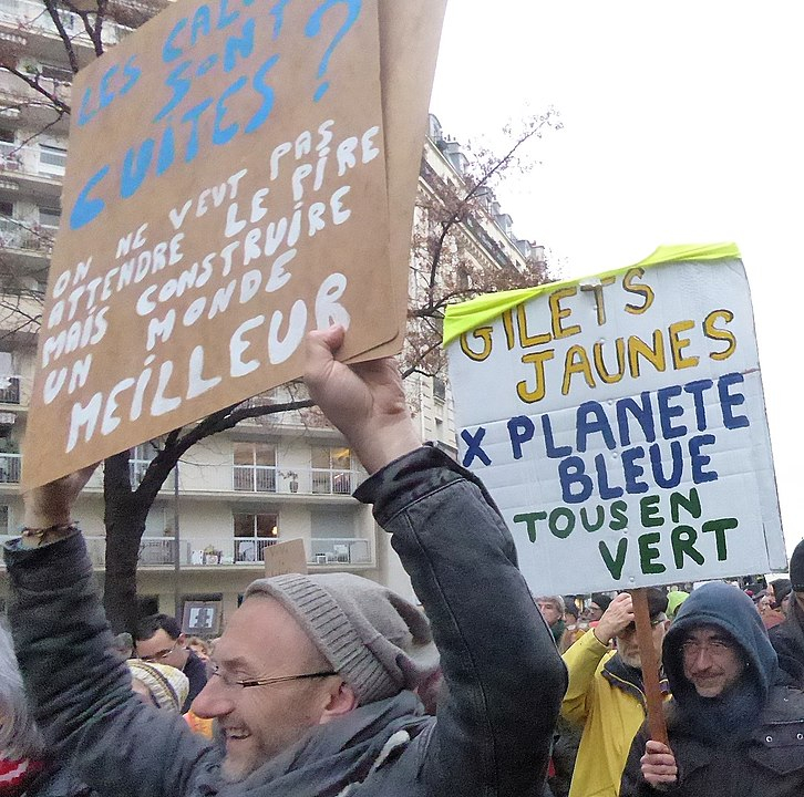 Photo d'une manifestation pour le climat avec des gilets jaunes