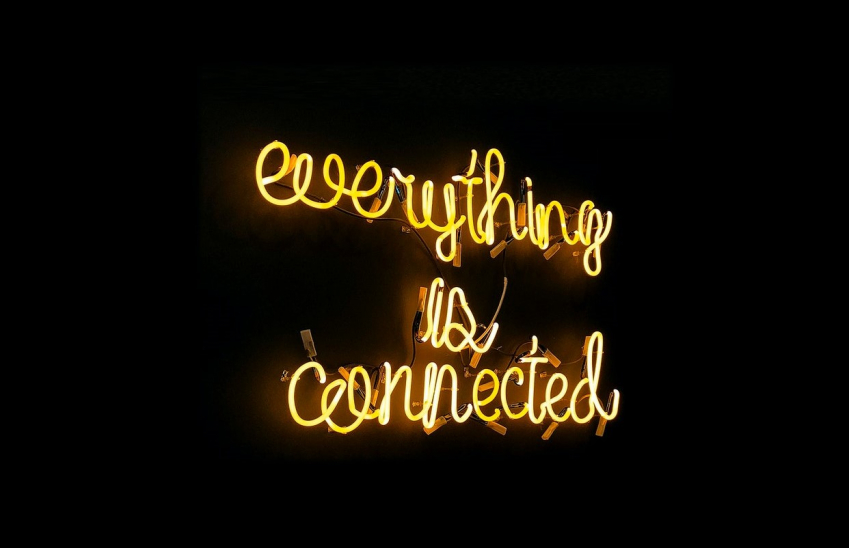 Photo d'un néon disant en anglais "tout est connecté"
