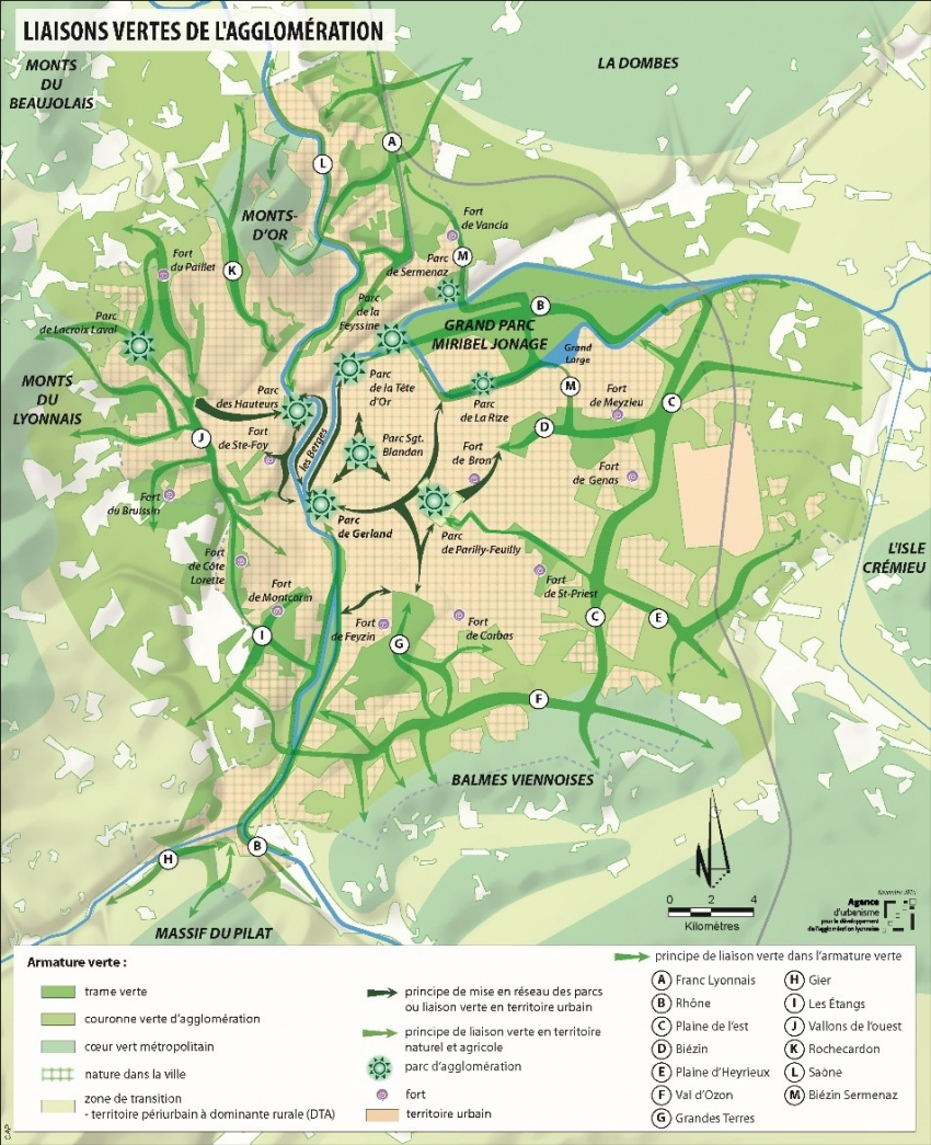 Carte de l'agglomération lyonnaise représentant les liaisons vertes. La plupart du territoire du Grand-Lyon est occupé par un espace urbain, avec de la nature intégrée d'une manière dans ce paysage. Les parcs d'agglomération sont au nombre de 9 et sont tous situés au centre du territoire et mis en réseau les uns avec les autres. à l'exception du fort de Bron, tous les forts sur le territoire sont situés à l'extérieur de la couronne, et ils sont tous à côté d'une couronne verte ou une trame verte.
