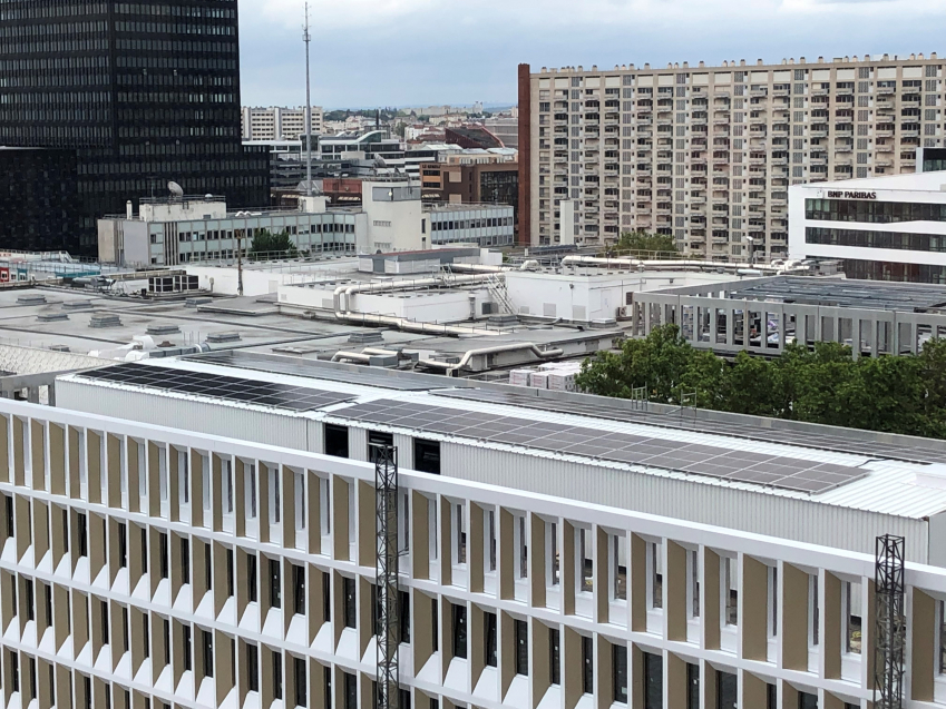 Photo des panneaux photovoltaïques du toit de la nouvelle cité administrative d'état à Lyon