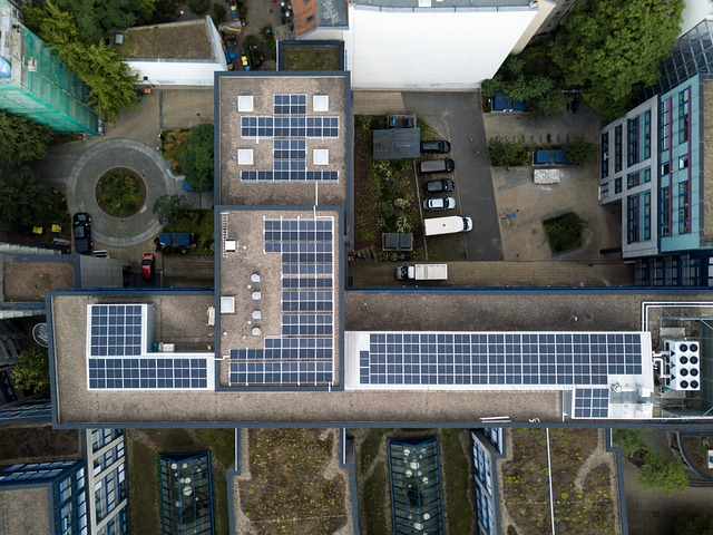 Photo de panneaux solaires sur le toit d'un immeuble au sein d'une ville