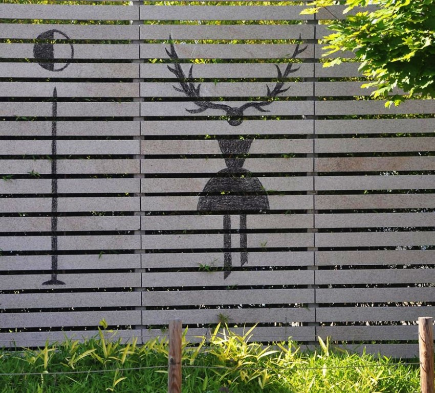 Une grille avec un dessin de clou et cercle moitié noir moitié blanc; à côté, dessin de silhouette d'un être avec corps humain habillé en robe et tête avec des cornes de renne