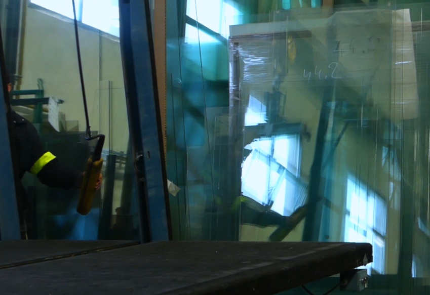 Photo de plaques de verre dans une usine à verre