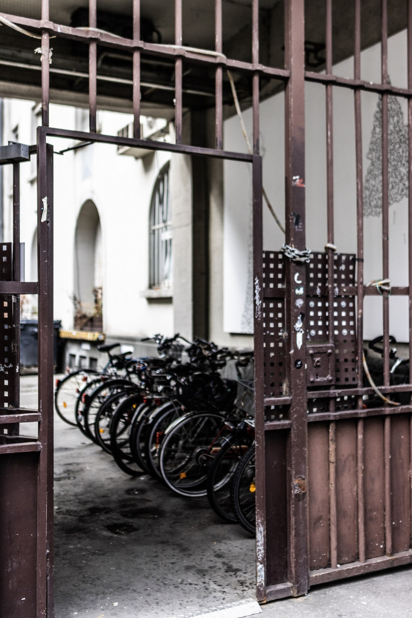 Photo de la cour d'un immeuble avec des vélos