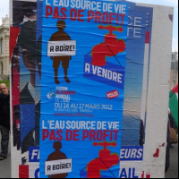 affiches collées lors d'une manifestation "l'eau source de vie, pas de profit"